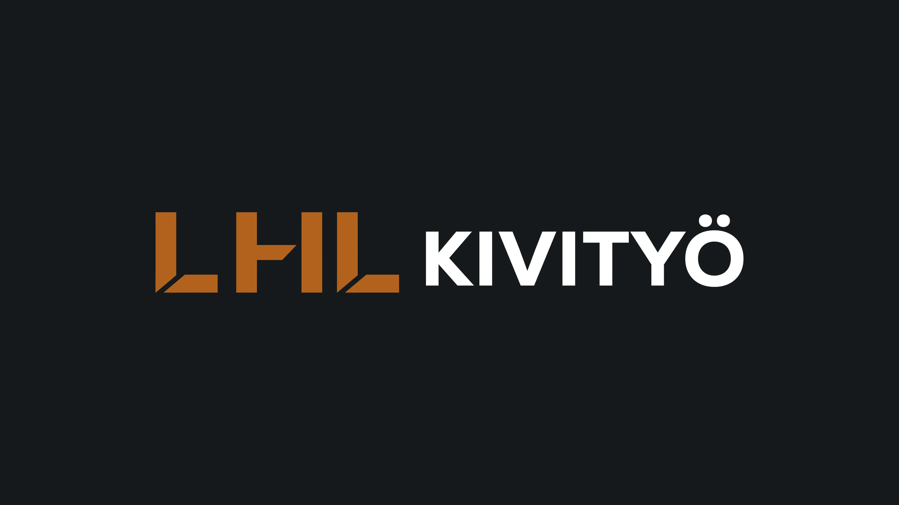 Tummanharmaalla taustalla on teksti "LHL KIVITYÖ". "LHL" on oranssinruskea ja tyylitelty, ja "KIVITYÖ" on valkoinen.